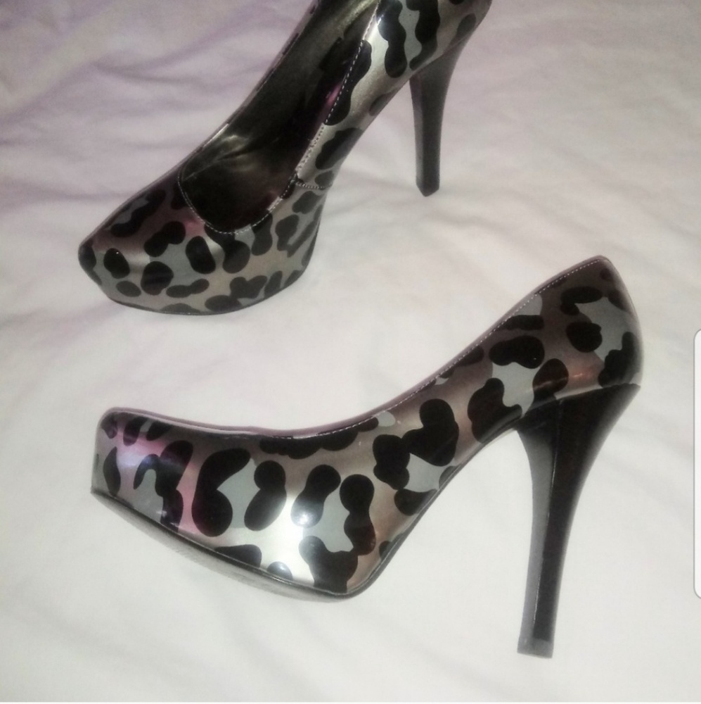Carlos women's Gray Black leopard heels Size 6M